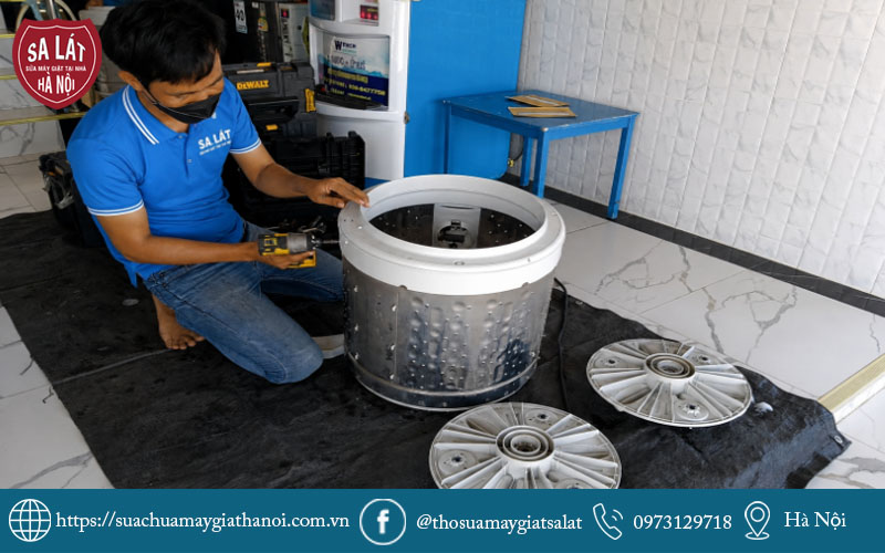 Thợ kỹ thuật chuyên nghiệp đang tiến hành tháo lắp và kiểm tra linh kiện máy giặt