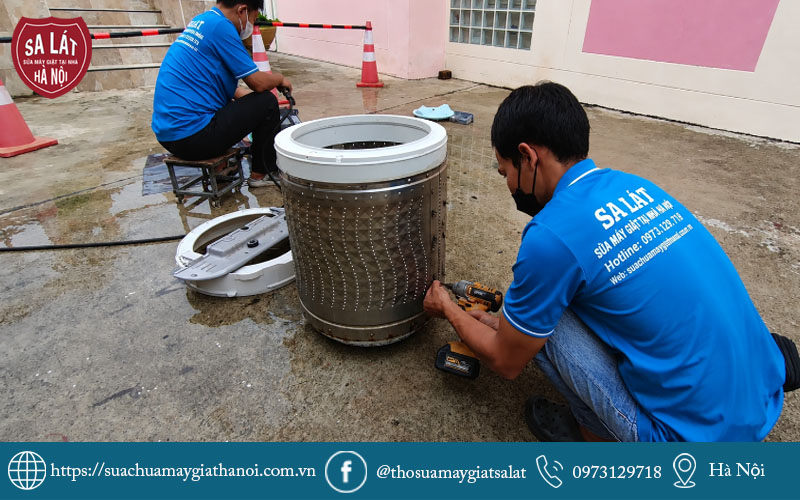 Đội ngũ thợ Sửa Chữa Máy Giặt Sa Lát chuyên nghiệp đang sửa chữa máy giặt tận nhà