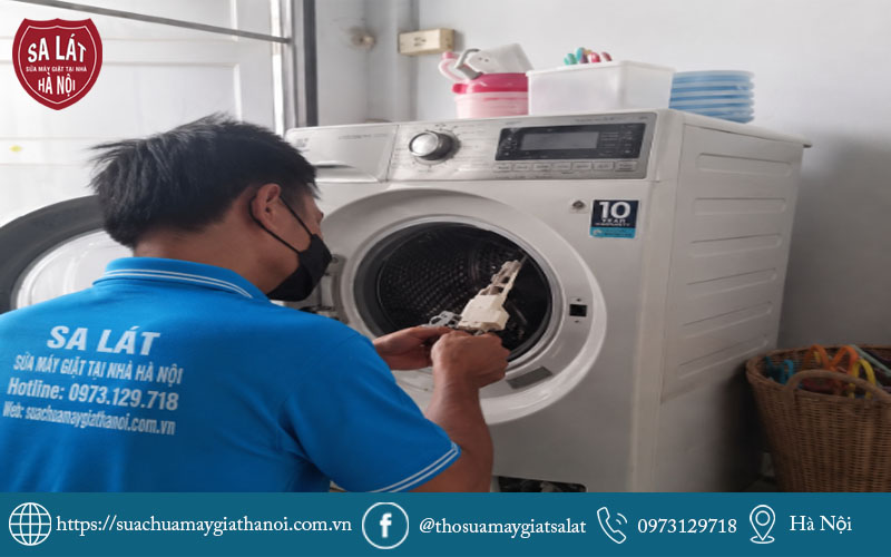 Thợ kỹ thuật Sa Lát kiểm tra và thay thế linh kiện máy giặt trực tiếp minh bạch