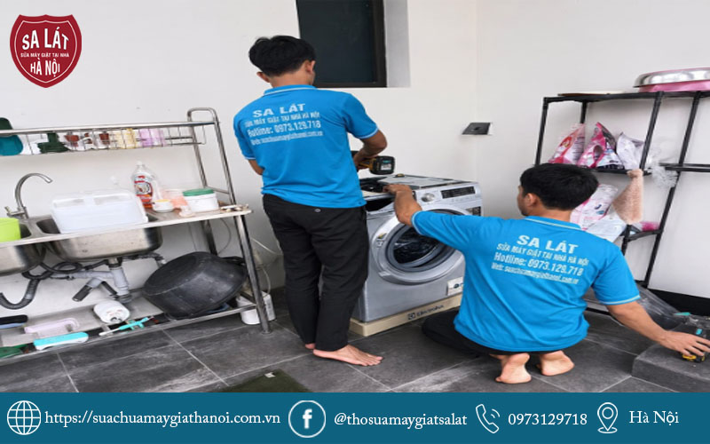 Đội ngũ thợ chuyên nghiệp đang thực hiện dịch vụ sửa máy giặt tại Mễ Trì tận nơi