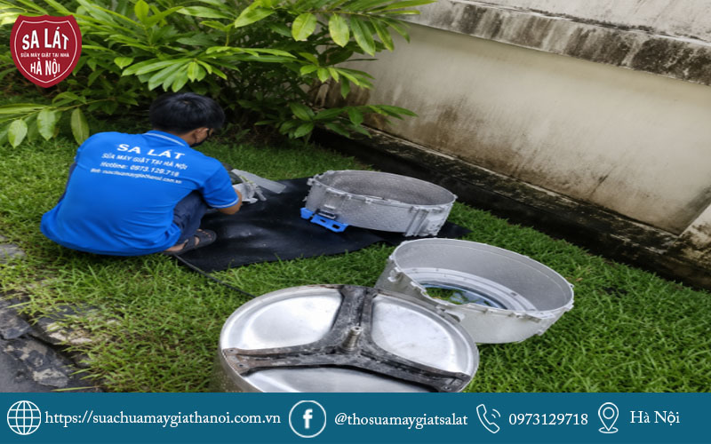 Hình ảnh thợ giỏi của Điện lạnh Sa Lát đang thực hiện sửa máy giặt tại Mễ Trì