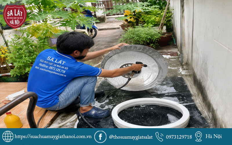 Hình ảnh thợ sửa máy giặt chuyên nghiệp đang vệ sinh và làm sạch lồng giặt cẩn thận.