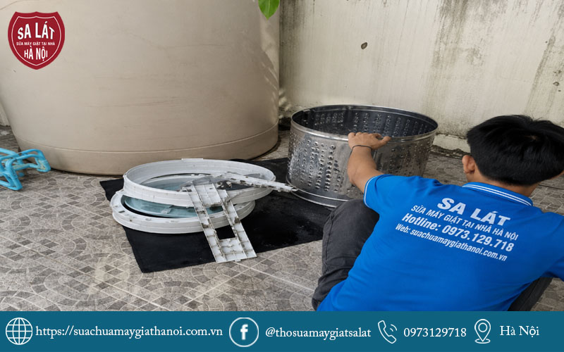 Nhân viên kỹ thuật đang kiểm tra và tiến hành xử lý các bộ phận của máy giặt