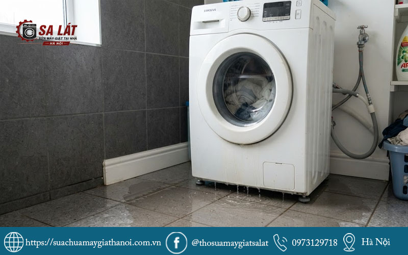 Hình ảnh máy giặt bị tràn nước ra ngoài trong quá trình giặt quần áo