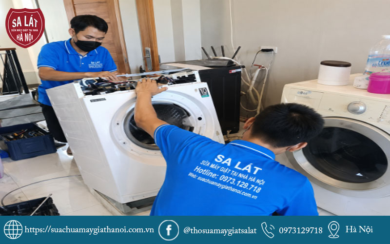 Kỹ thuật viên Sa Lát tháo lắp kiểm tra bo mạch an toàn ngay tại nhà