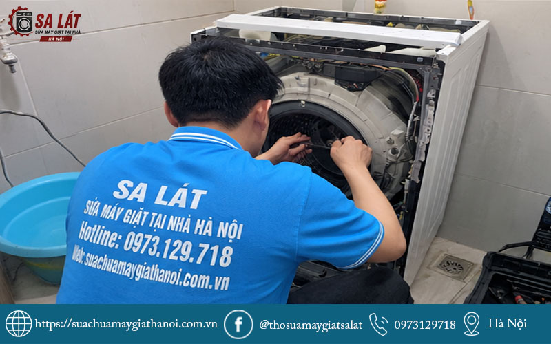 Thợ kỹ thuật chuyên nghiệp của Sa Lát đang tiến hành sửa chữa máy giặt tại nhà khách hàng