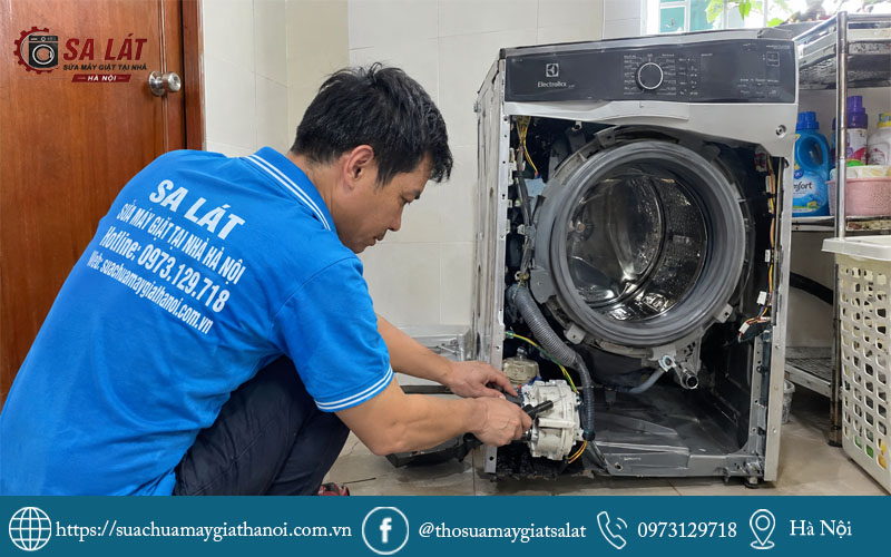Thợ sửa máy giặt kiểm tra bơm xả, đường ống và các vị trí có nguy cơ rò nước