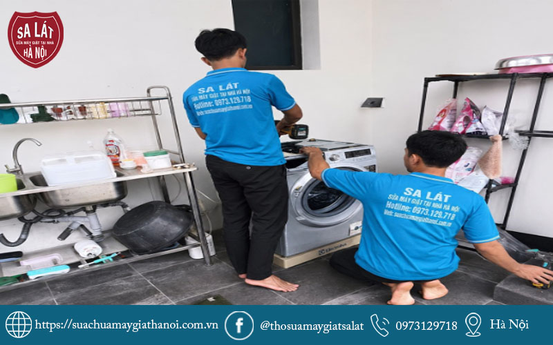 Đội ngũ Sa Lát chuyên nghiệp đang tiến hành kiểm tra thiết bị cẩn thận tận nhà