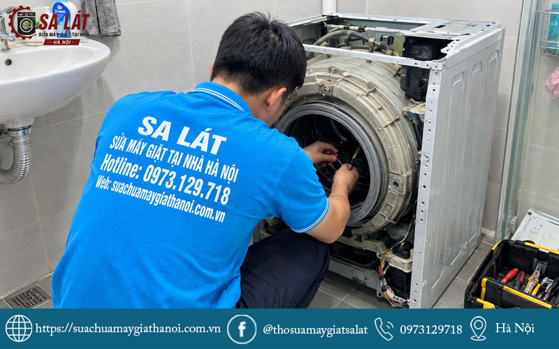 Thợ kỹ thuật chuyên nghiệp đang kiểm tra và khắc phục sự cố trực tiếp tại nhà khách hàng