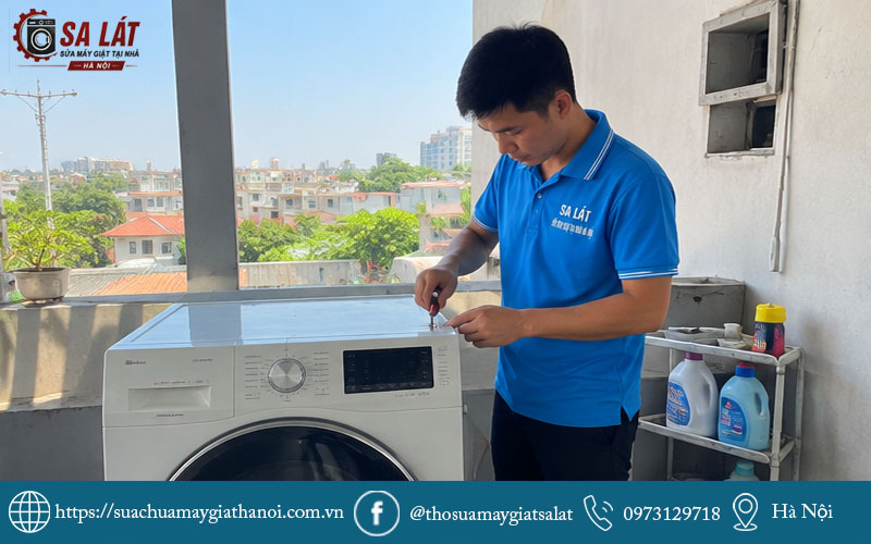 Thợ kỹ thuật Điện lạnh Sa Lát đang tiến hành sửa chữa và bảo dưỡng máy giặt tại nhà
