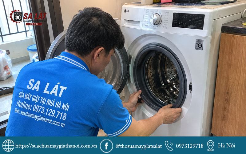 Kỹ thuật viên kiểm tra khóa cửa máy giặt LG