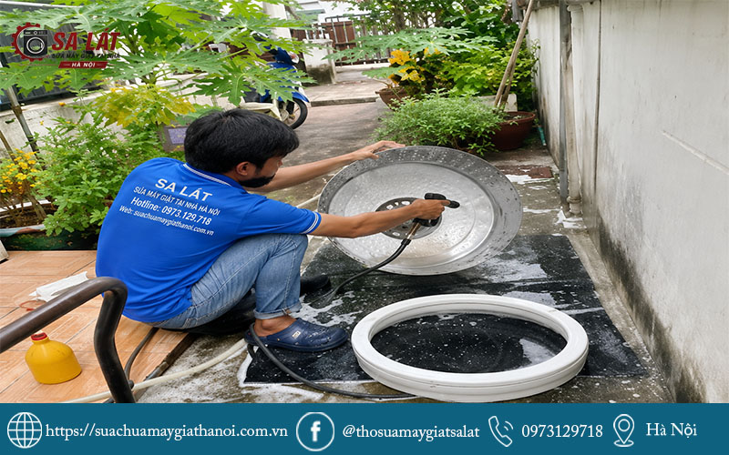 Nhân viên vệ sinh lồng giặt máy giặt tại nhà