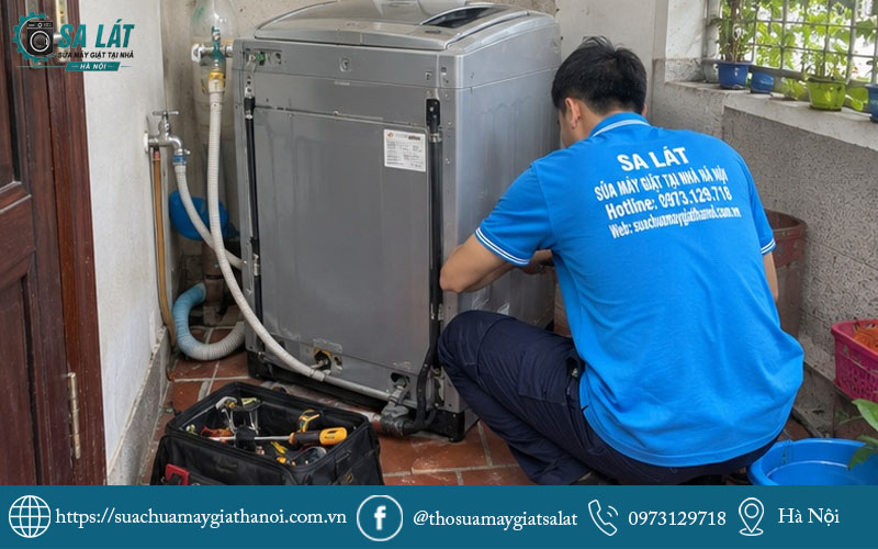 Thợ kỹ thuật Sa Lát tận tâm kiểm tra và khắc phục sự cố tại nhà