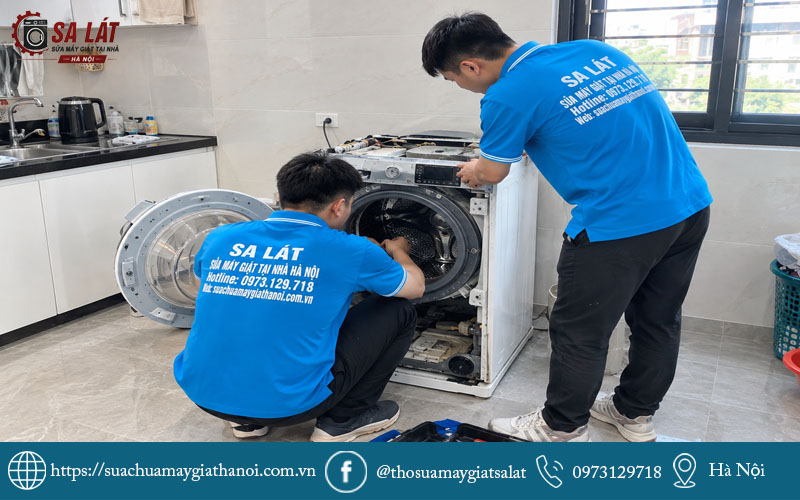 Thợ kỹ thuật Sa Lát chuyên nghiệp đang sửa chữa máy giặt tại nhà khách hàng