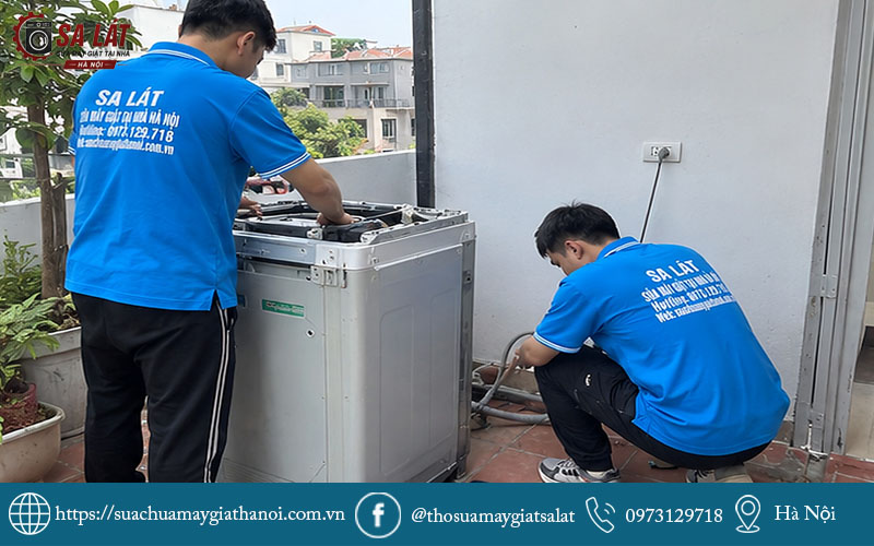 Đội ngũ thợ kỹ thuật Sa Lát chuyên nghiệp đang sửa máy giặt tại nhà cho khách