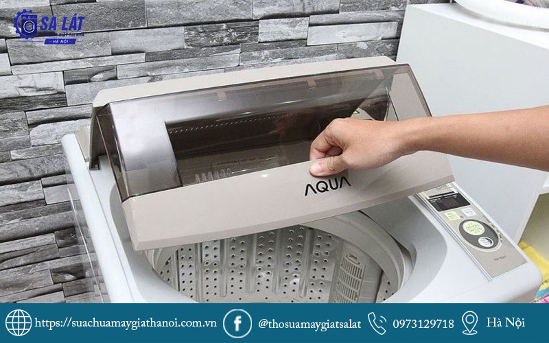 Thợ sửa máy giặt Aqua tại Hà Nội đang kiểm tra lỗi nắp cửa lồng đứng
