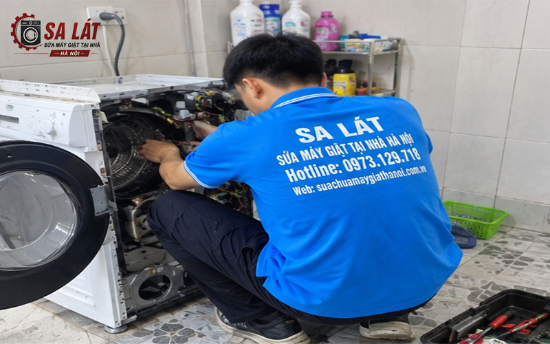 Thợ kỹ thuật Sa Lát đang tiến hành sửa máy giặt Electrolux tại Tây Hồ nhanh chóng, chuyên nghiệp