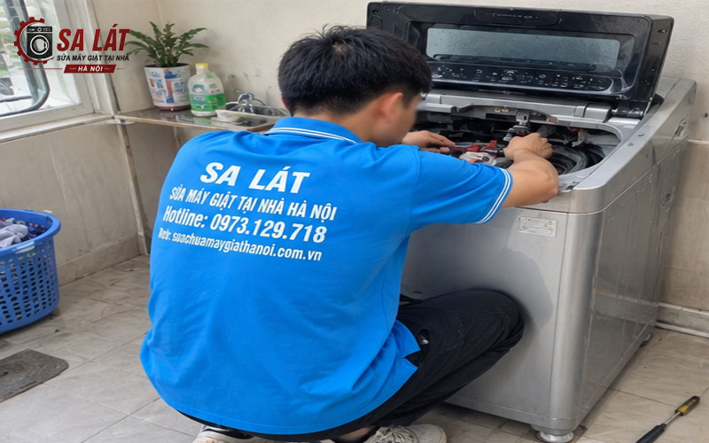 Thợ kỹ thuật Sa Lát  đang kiểm tra cẩn thận từng chi tiết lỗi bên trong thiết bị