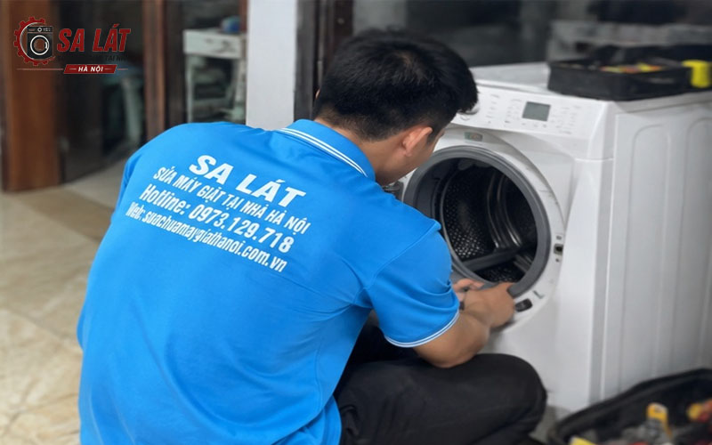 Thợ điện lạnh Sa Lát đang tiến hành kiểm tra tổng thể thiết bị một cách tỉ mỉ và chuyên nghiệp