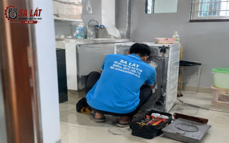 Nhân viên kỹ thuật Sa Lát đang kiểm tra thiết bị cẩn thận giúp hạn chế tối đa các hư hỏng