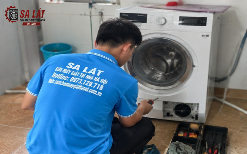 Hình ảnh thợ giỏi đang tiến hành sửa máy giặt tại Nam Từ Liêm tận nhà khách hàng 