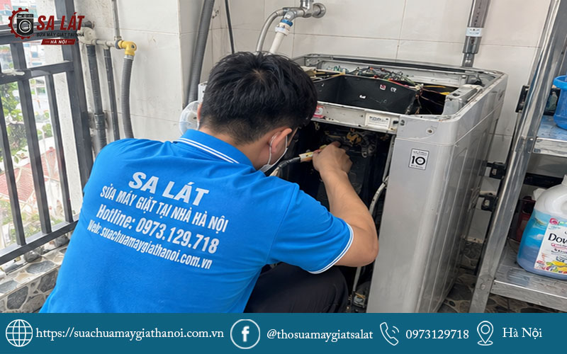 Thợ Sa Lát ghi hình quá trình sửa máy giặt tại Ngọc Hà để đảm bảo minh bạch