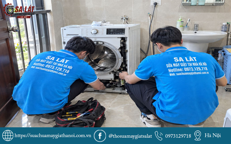 Thợ kỹ thuật Điện máy Sa Lát kiểm tra và sửa máy giặt tại Ngọc Hà chuyên nghiệp