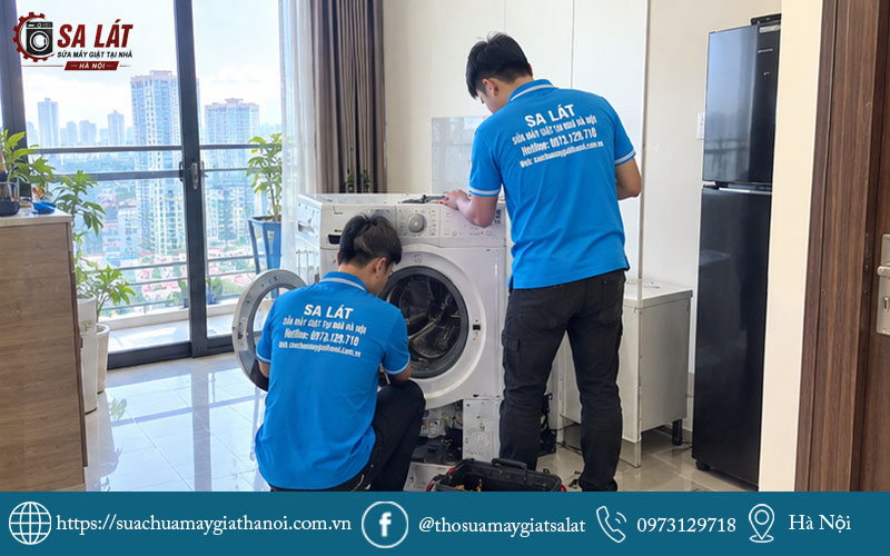 Đội ngũ thợ chuyên sửa máy giặt tại Vinhomes Riverside khảo sát và kiểm tra thực tế