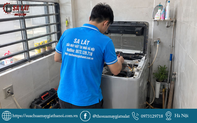Kỹ thuật viên Sa Lát tiến hành khắc phục, thay thế linh kiện cẩn thận ngay tại nhà khách