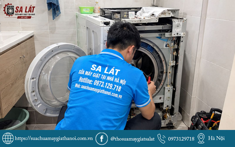 Thợ giỏi chuyên sửa máy giặt tại Vinhomes Riverside đang kiểm tra kỹ lưỡng bên trong máy