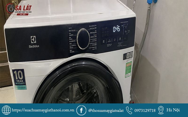 Hình ảnh máy giặt Electrolux không cấp nước đang gặp lỗi E10 trên màn hình