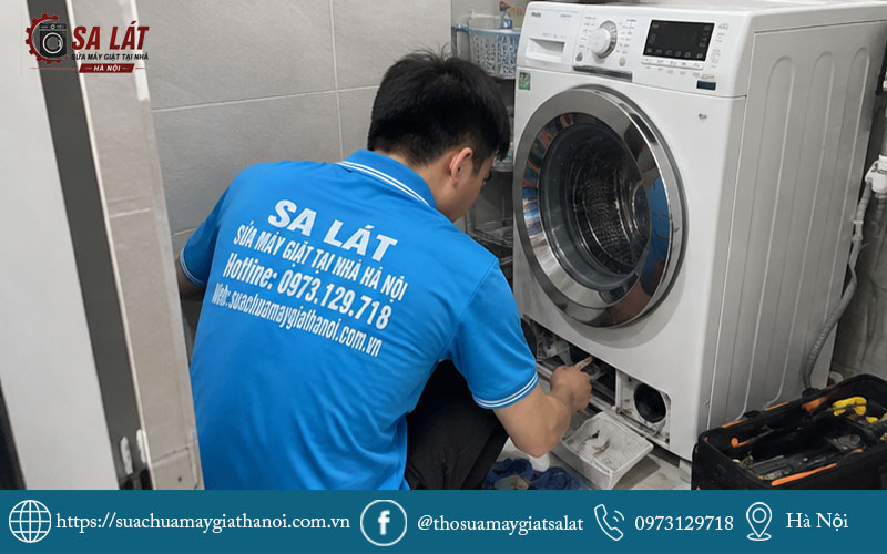 Kỹ thuật viên Sa Lát chuyên nghiệp đang kiểm tra và xử lý sự cố thiết bị trực tiếp tại nhà