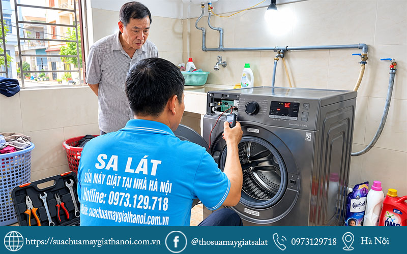 Kỹ thuật viên Sa Lát sửa máy giặt đang kiểm tra lỗi UC