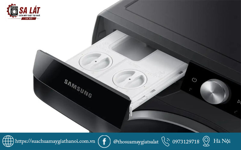 Thao tác kiểm tra hộp chứa xà phòng khi xử lý máy giặt Samsung không xả nước