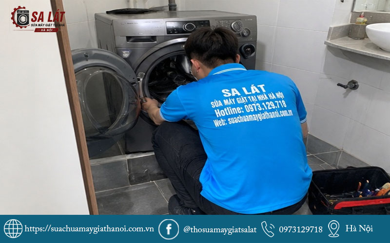 Thợ kỹ thuật Điện lạnh Sa Lát đang kiểm tra thiết bị tận nhà khách hàng
