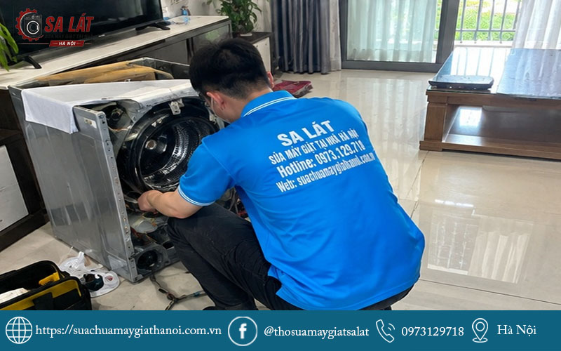 Kỹ thuật viên Điện lạnh Sa Lát đang tiến hành bảo dưỡng và vệ sinh máy giặt định kỳ