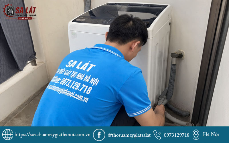 Thợ kỹ thuật Sa Lát chuyên nghiệp đang kiểm tra thiết bị tận nhà khách hàng