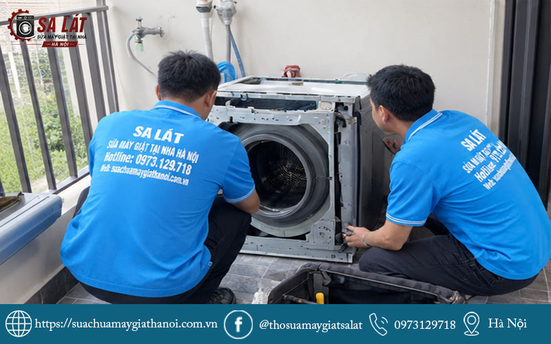 Đội ngũ kỹ thuật viên Sa Lát đang tận tâm kiểm tra và sửa chữa máy giặt