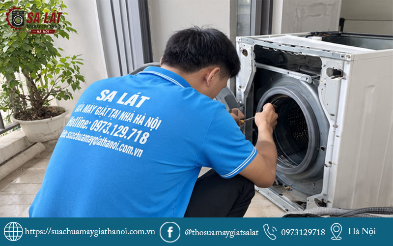 Thợ kỹ thuật tay nghề cao của Sa Lát đang kiểm tra và sửa máy giặt tại nhà