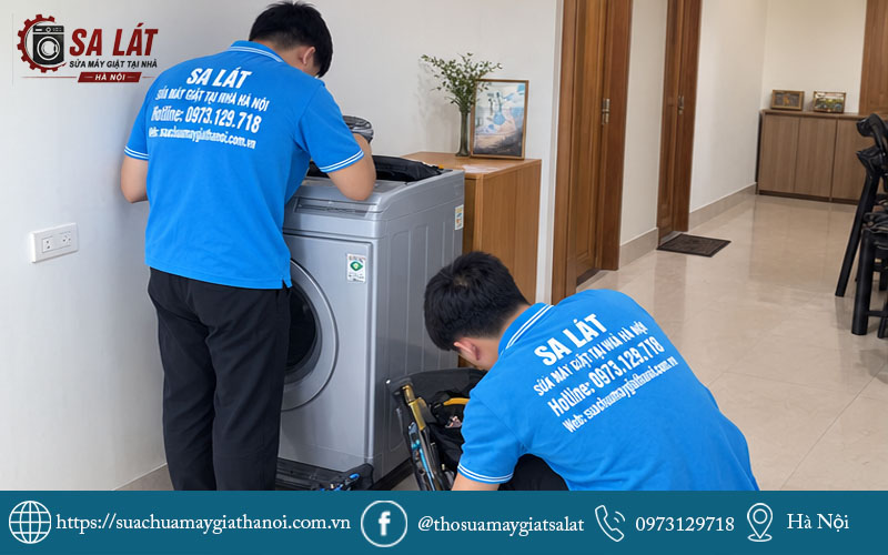 Đội ngũ thợ kỹ thuật chuyên nghiệp của Sa Lát đang kiểm tra thiết bị tận nơi