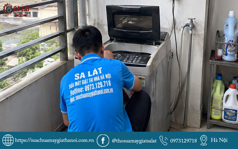 Thợ kỹ thuật đang kiểm tra thực tế để sửa máy giặt Electrolux quận Hai Bà Trưng minh bạch