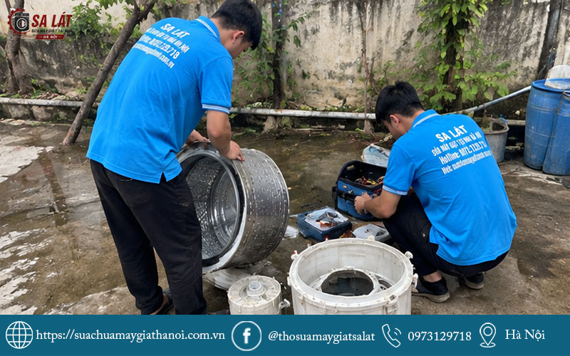 Đội ngũ kỹ thuật viên Sa Lát tay nghề cao đang xử lý sự cố máy giặt