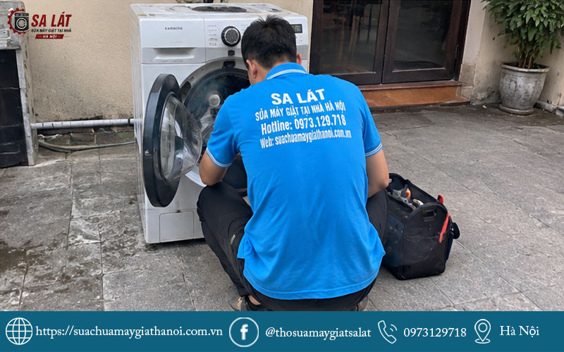 Thợ kỹ thuật Sa Lát đang tiến hành sửa chữa máy giặt tận nhà theo đúng quy trình chuẩn