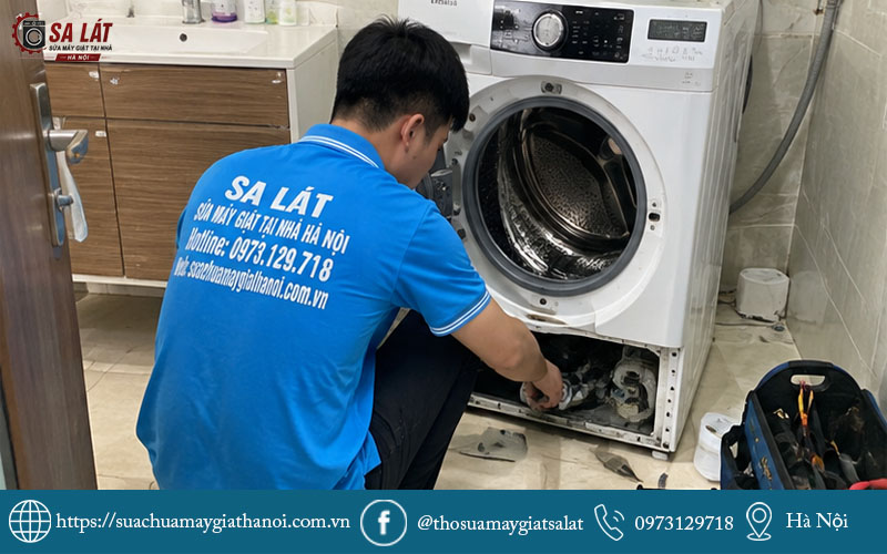 Thợ giỏi đang kiểm tra sự cố khi sửa máy giặt Electrolux quận Hai Bà Trưng tận nhà