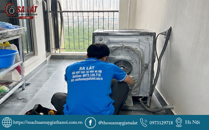 Đội ngũ thợ sửa máy giặt Hitachi tại Hà Nội của Sa Lát đang kiểm tra máy tại nhà khách